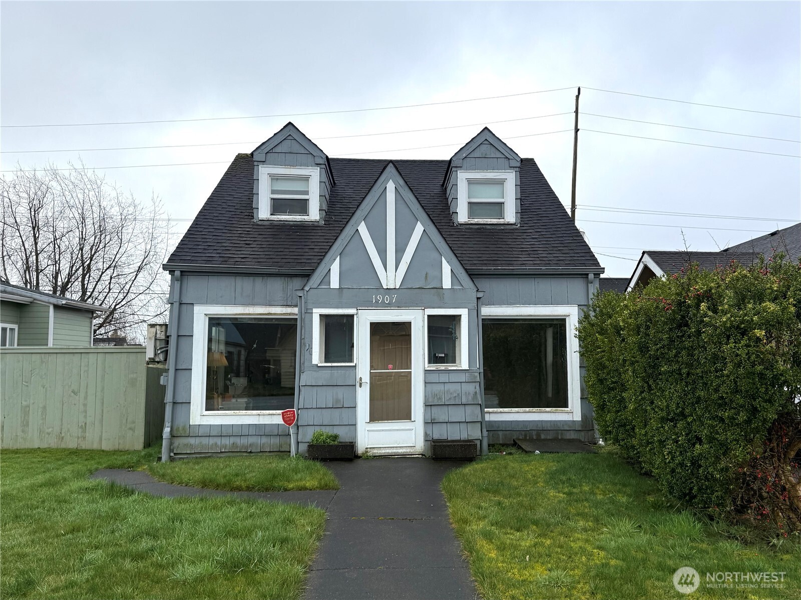 1907 Simpson Avenue Aberdeen, WA 98520 - Photo 1 of 17 a front view of a house with a yard
