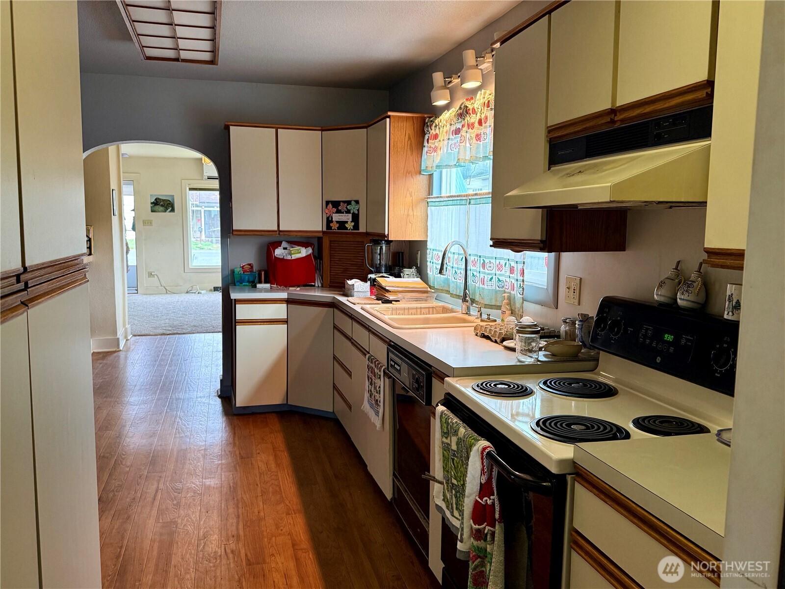 1907 Simpson Avenue Aberdeen, WA 98520 - Photo 5 of 17 a kitchen with a stove a sink and a microwave