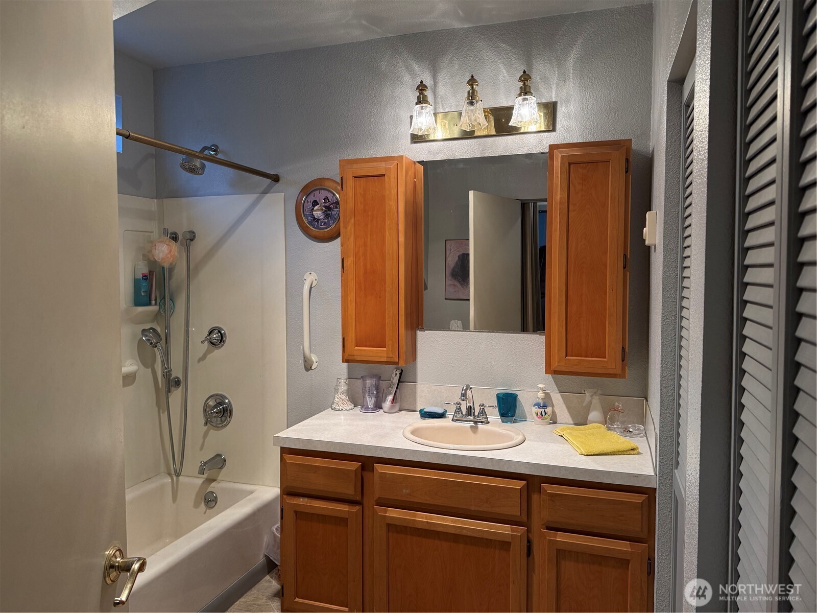 1907 Simpson Avenue Aberdeen, WA 98520 - Photo 10 of 17 a bathroom with a granite countertop sink mirror and a bathtub