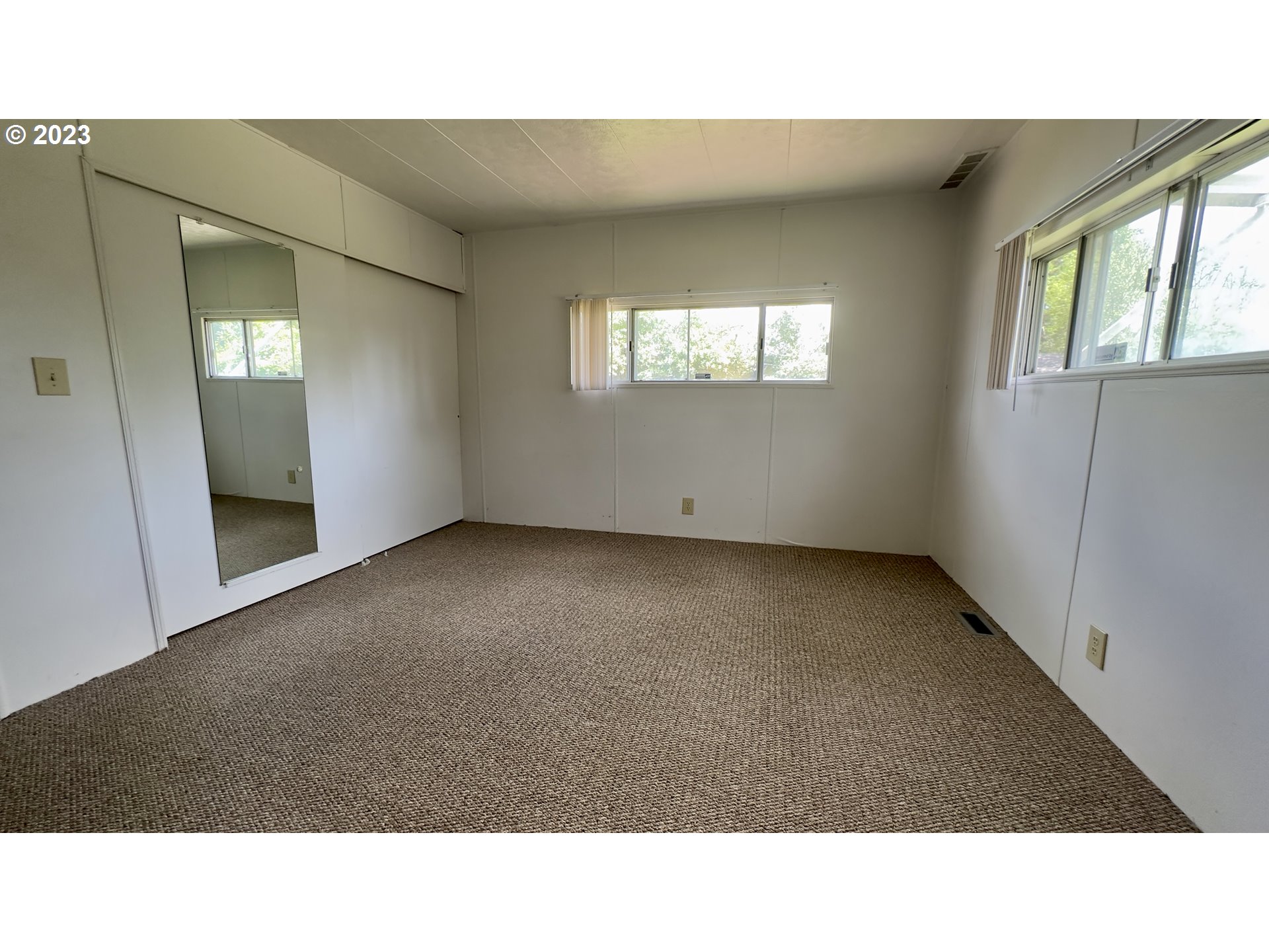 1695 Harbor Drive Springfield, OR 97477 - Photo 15 of 26 a open hall with a window