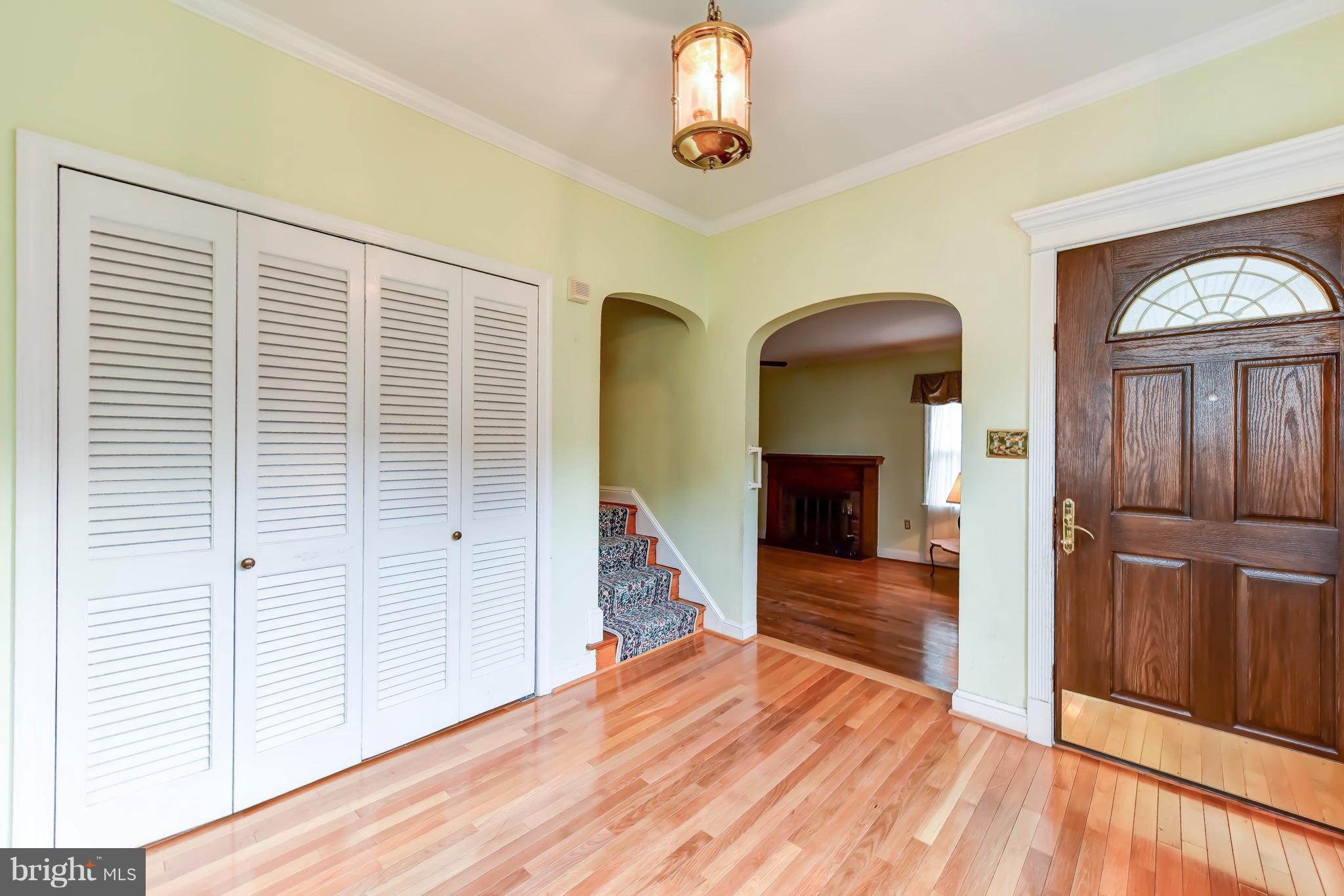3009 Russell Road Alexandria, VA 22305 - Photo 5 of 30 Foyer entry