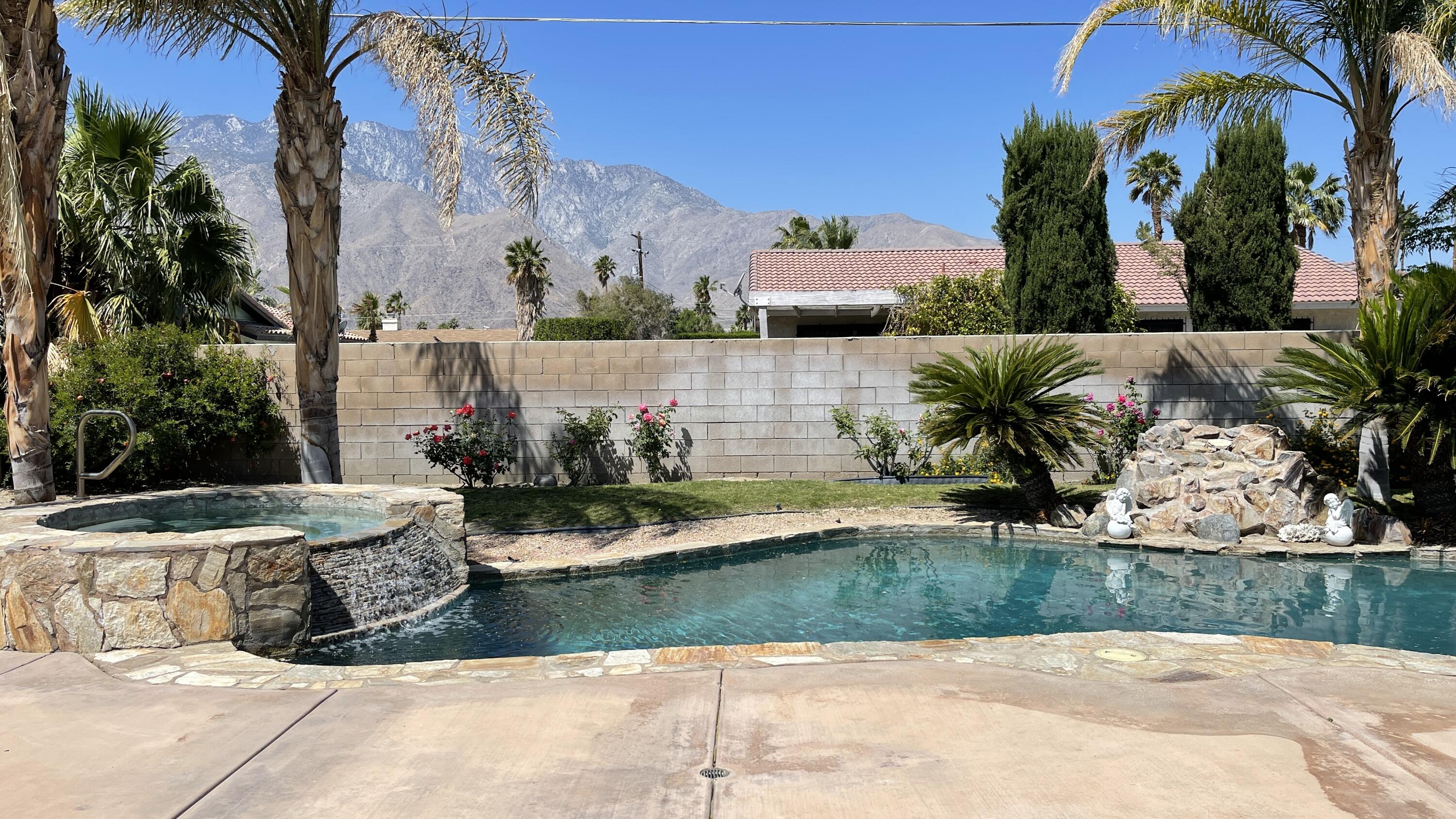 a view of a backyard