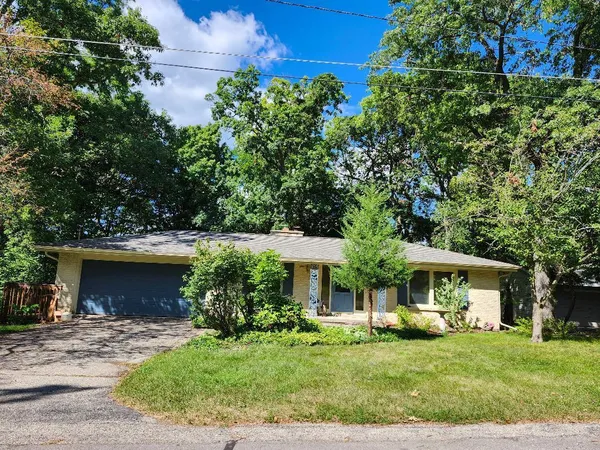 $2,900 | 428 Hillcrest Drive, Fontana, WI 53125