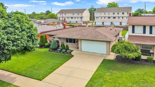 $285,000 | 29450 Desmond Drive, Warren, MI 48093