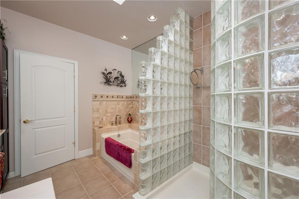 335 North Road Butler, PA 16001 - Photo 15 of 25 a bathroom with a bathtub