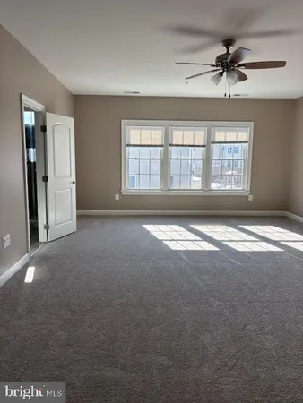 a view of empty room with window
