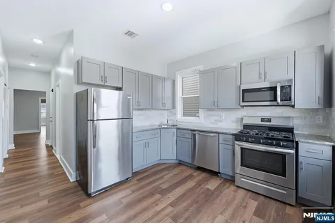 $2,150 | 913 South 18th Street, Unit 2, Newark, NJ 07108