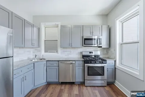 $2,150 | 913 South 18th Street, Unit 2, Newark, NJ 07108