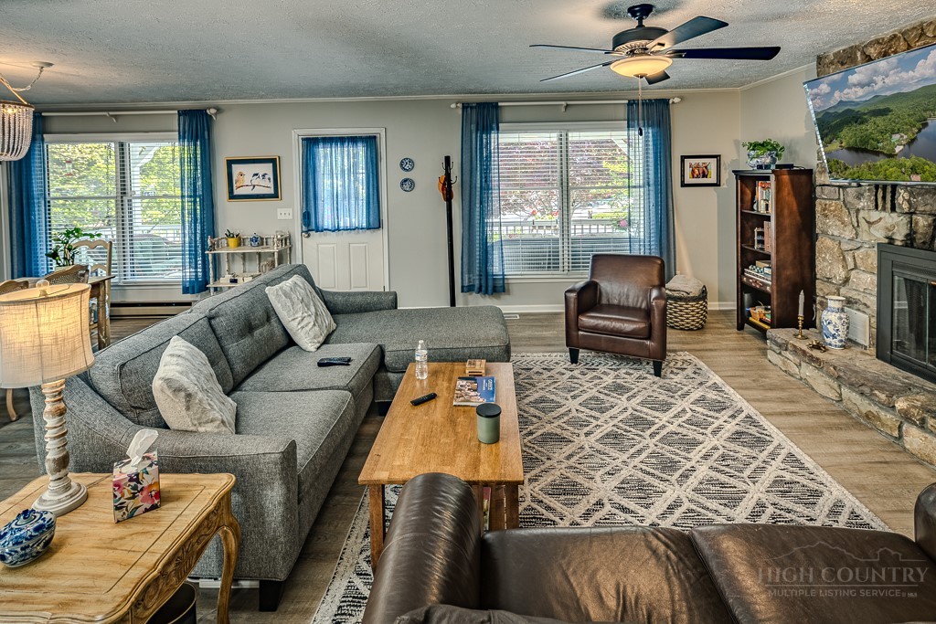 38 Rocky Meadows Road Newland, NC 28657 - Photo 8 of 50 a living room with furniture and a window