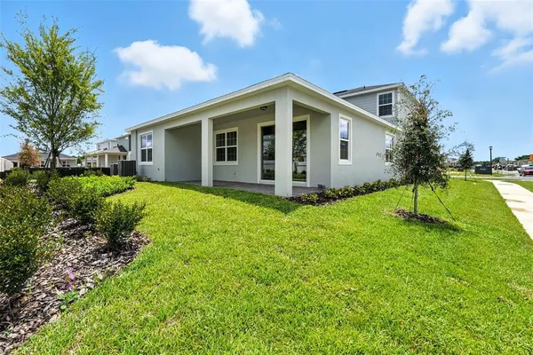 a view of a house with a yard