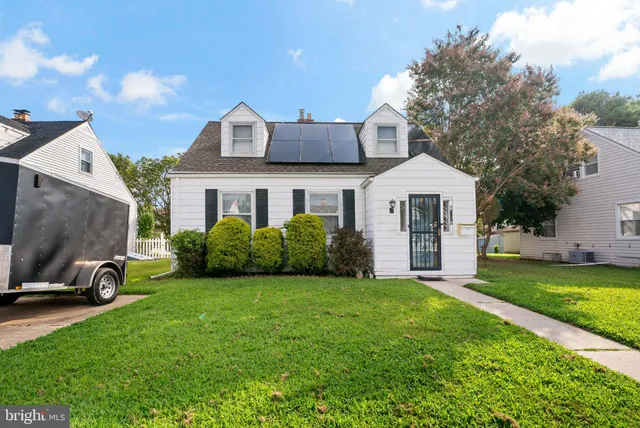 a view of a front of house with a yard