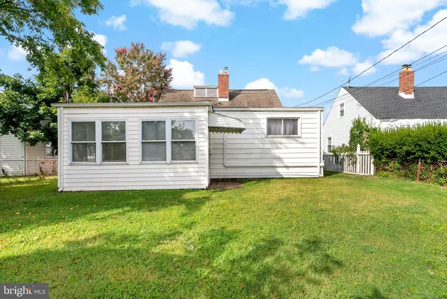 a view of a house with a backyard