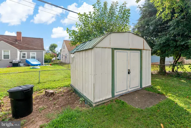 a view of a house with backyard