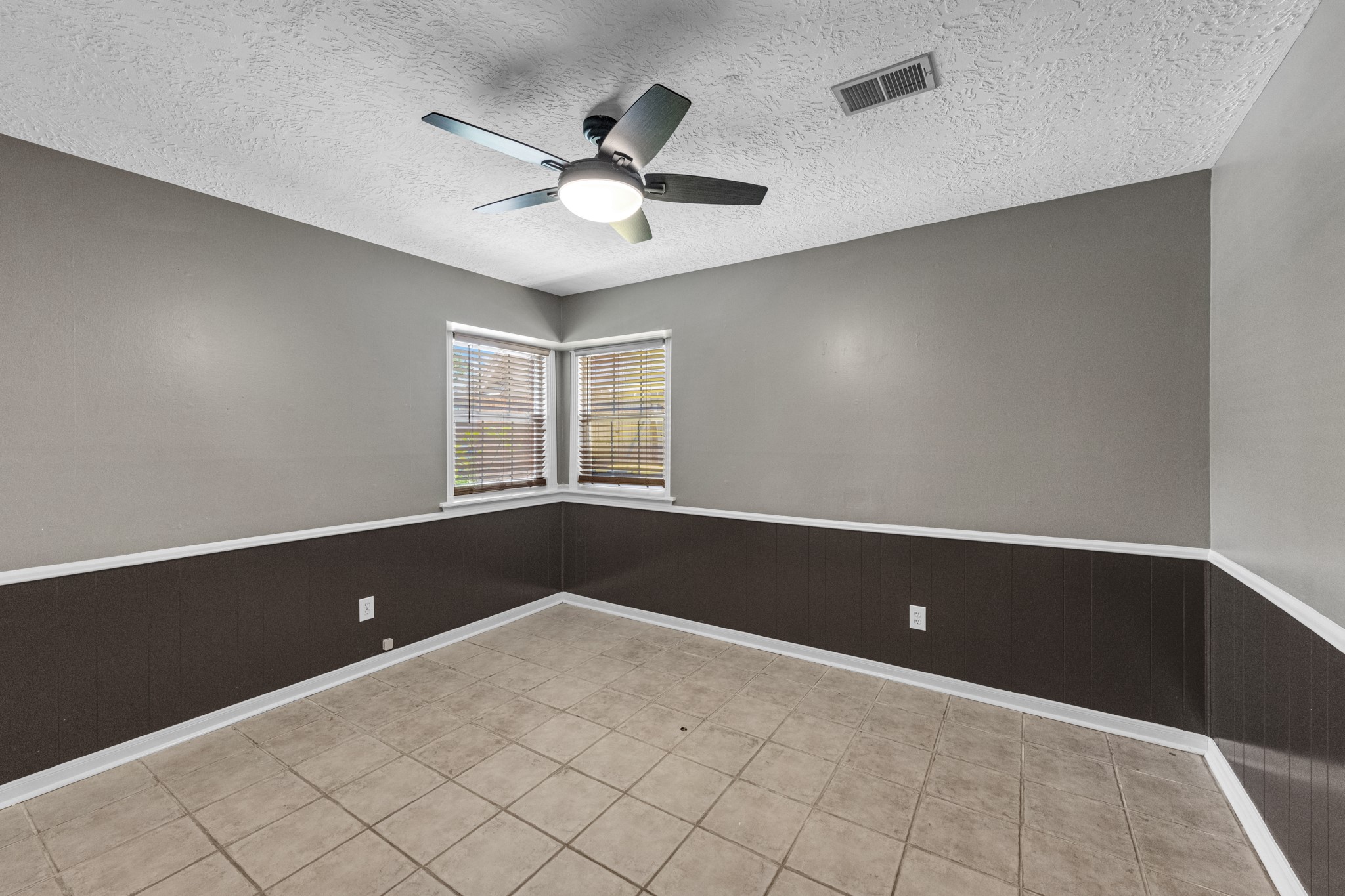 622 South Rivershire Drive Conroe, TX 77304 - Photo 17 of 25 Bedroom 2
