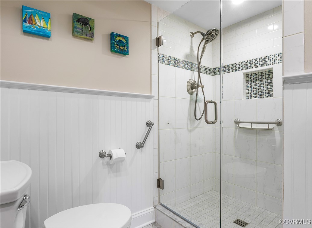 2956 Hathaway Road, Unit 803 Richmond, VA 23225 - Photo 21 of 27 Hall bath with tiled shower