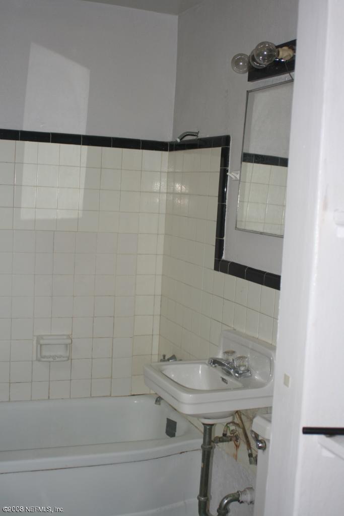 2030 Southampton Road Jacksonville, FL 32207 - Photo 13 of 13 Apt Bath