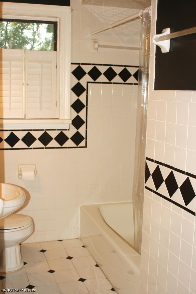 2030 Southampton Road Jacksonville, FL 32207 - Photo 4 of 13 Tile Bath