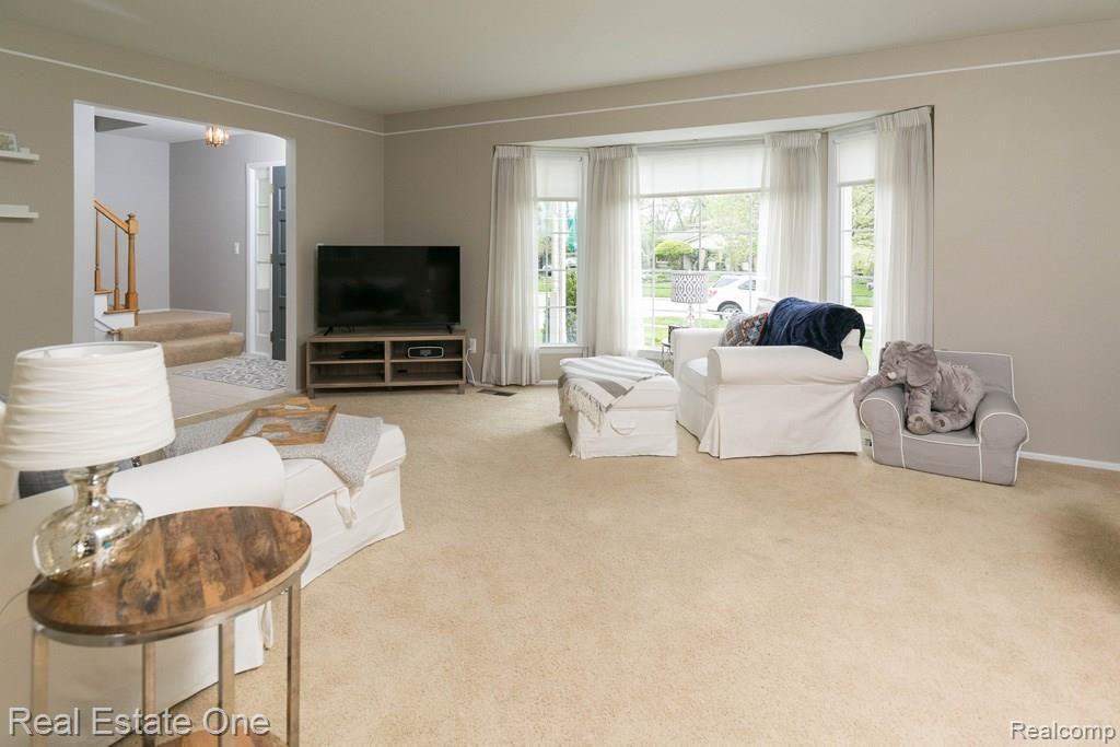 16472 Riverside Street Livonia, MI 48154 - Photo 6 of 27 Gallery Image 6