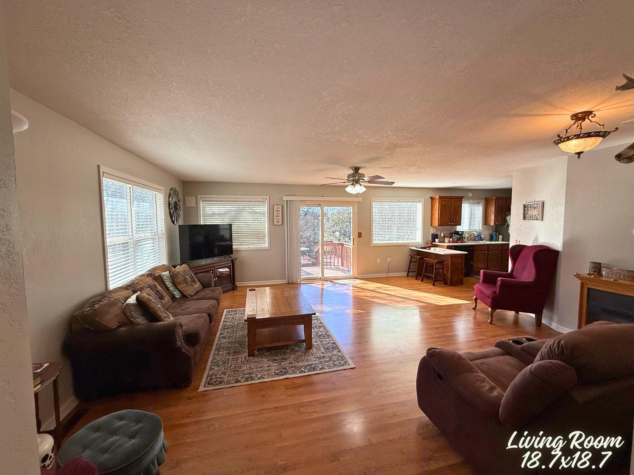 1138 Forest Ridge Drive Bolivar, MO 65613 - Photo 21 of 45 Living Room