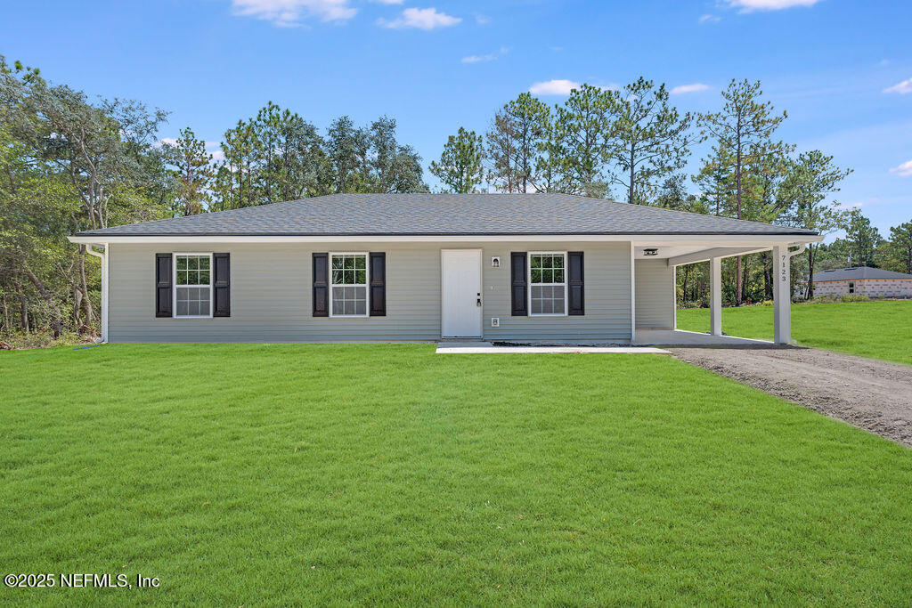 5640 Cherokee Street Keystone Heights, FL 32656 - Photo 6 of 20 front view of a house with a yard