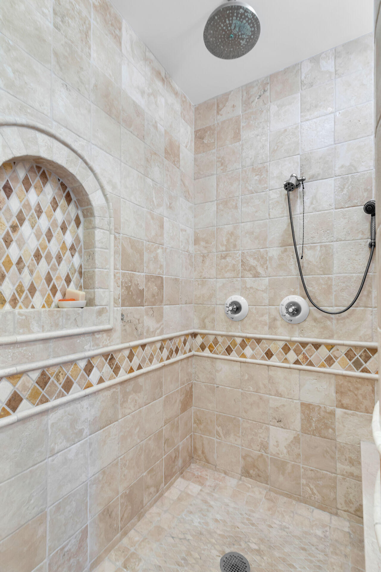 301 Ixora Street Marathon, FL 33050 - Photo 45 of 91 Primary suite bath