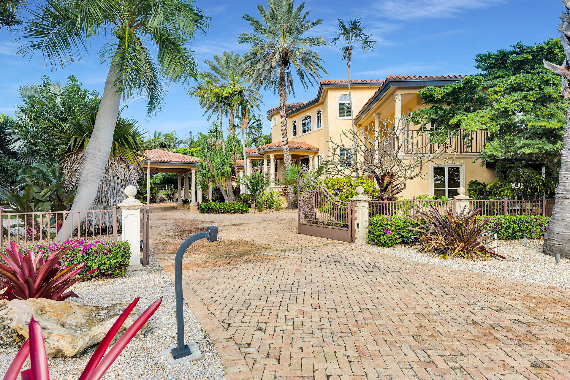 301 Ixora Street Marathon, FL 33050 - Photo 5 of 91 Side Entrance