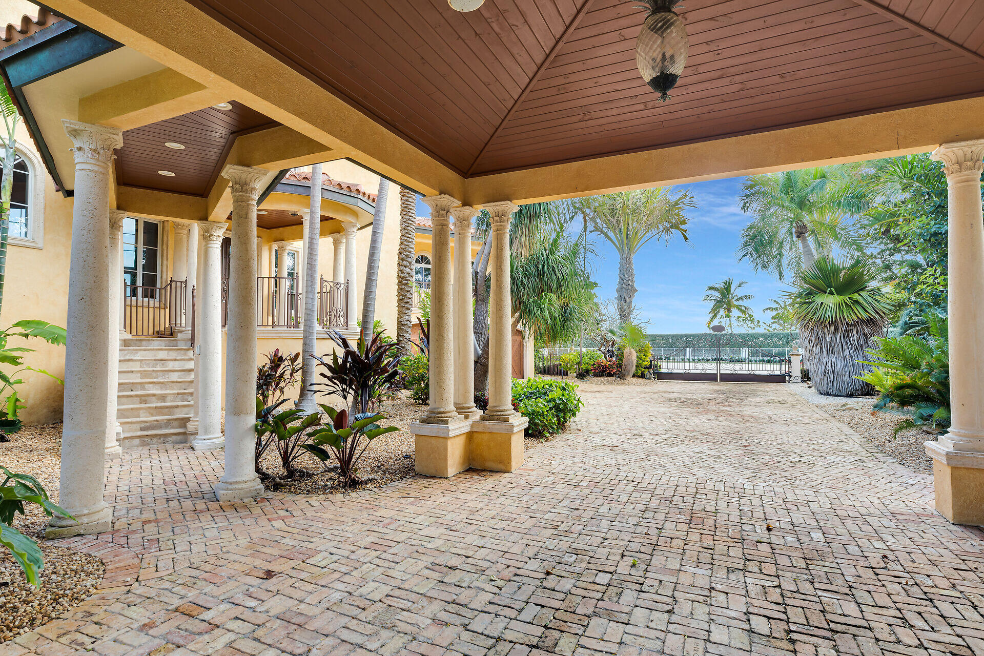 301 Ixora Street Marathon, FL 33050 - Photo 6 of 91 Porte cochere