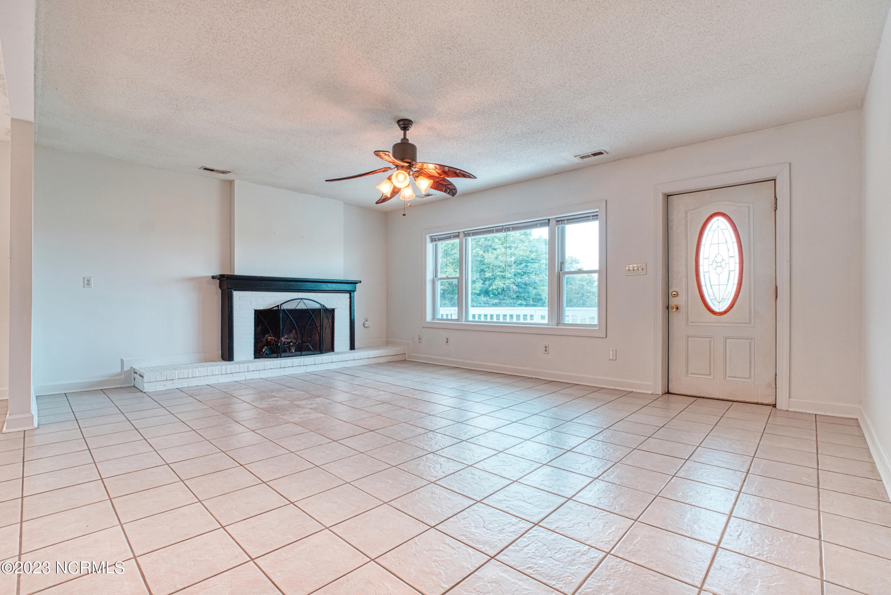 126 Shell Rock Circle Hubert, NC 28539 - Photo 22 of 41 Living Room