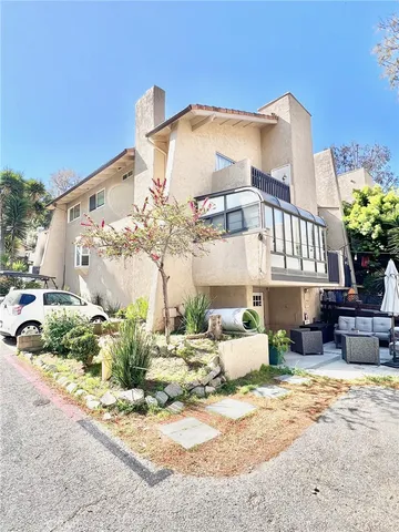 a view of a house with backyard and sitting area