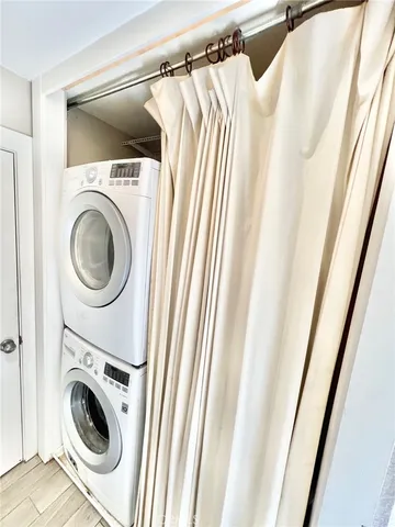 a close up view of a washer and dryer