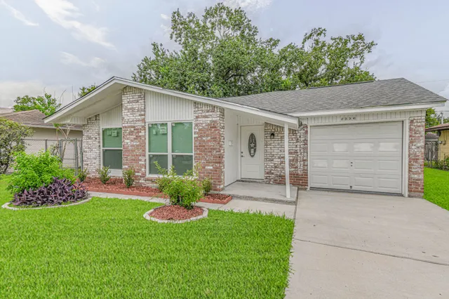 $229,000 | 5003 Denoron Drive, Houston, TX 77048