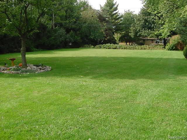46 Wimpole Drive Rochester, MI 48309 - Photo 11 of 12 Wimpole 46 Yard