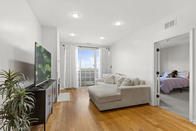 $382,900 | 5300 North Lincoln Avenue, Unit 4E, Chicago, IL 60625