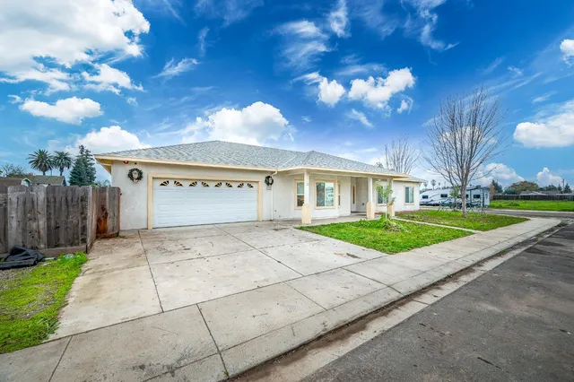 a view of backyard of the house