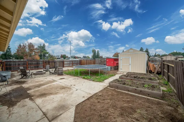 a view of a backyard