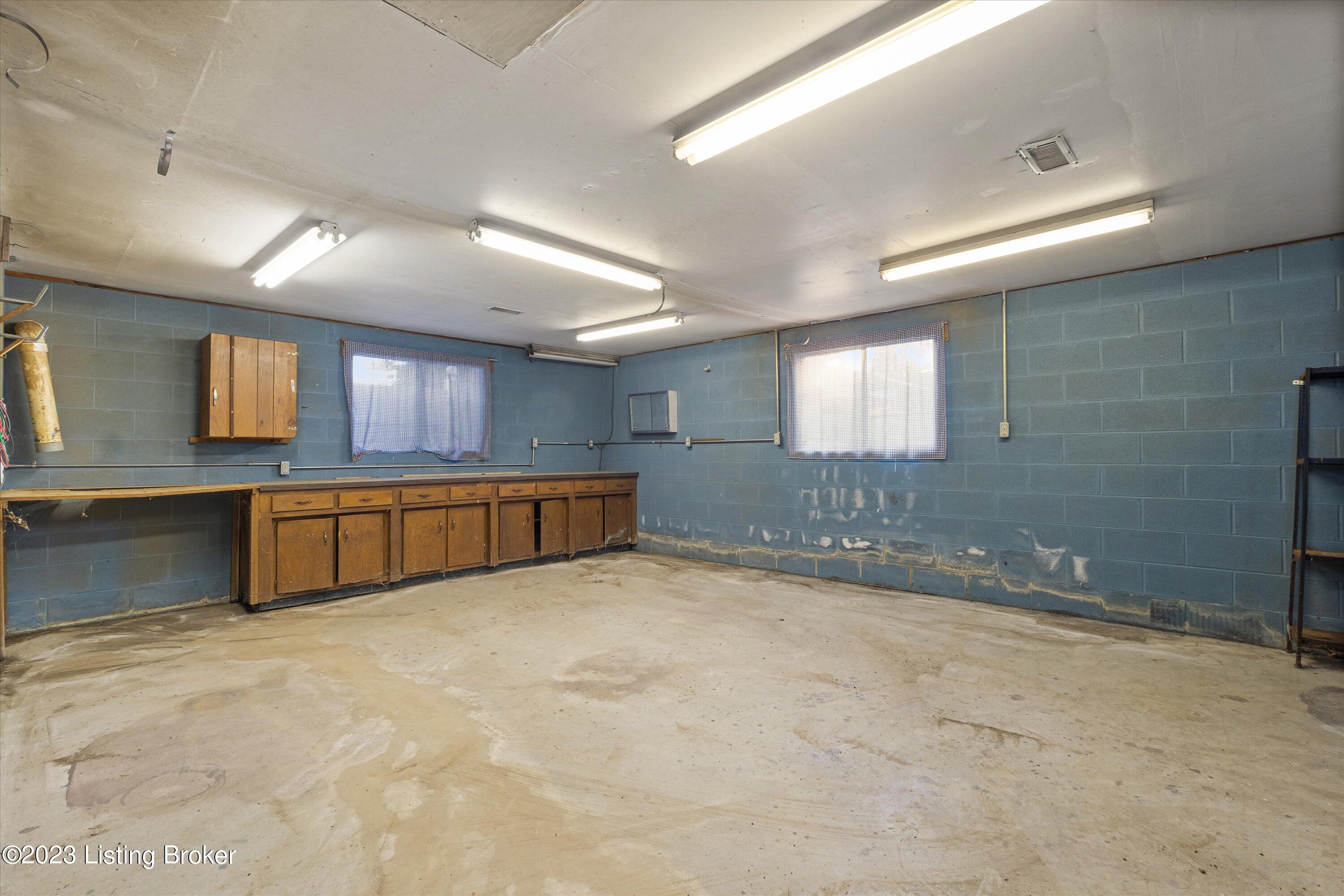 6913 Ledgerock Road Louisville, KY 40219 - Photo 36 of 40 36-6913Ledgerock-LouisvilleRealEstateMed
