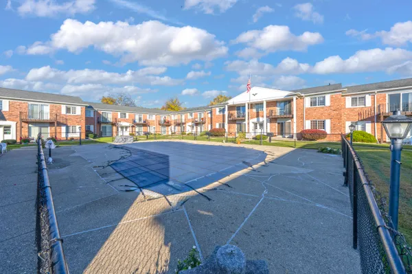 $145,000 | 1500 Normandy Road, Unit 216, Clawson, MI 48017