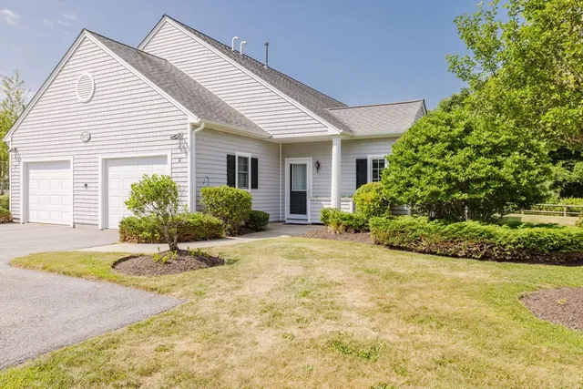 a view of a house with backyard and plants