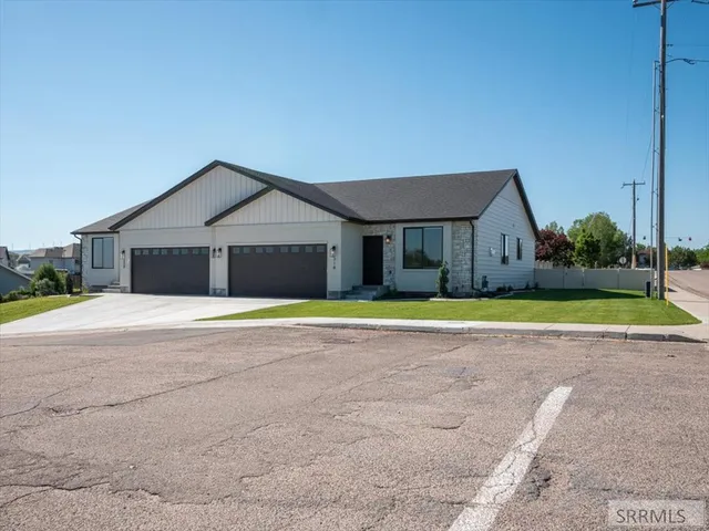 $364,900 | 318 Lakeview Road, American Falls, ID 83211