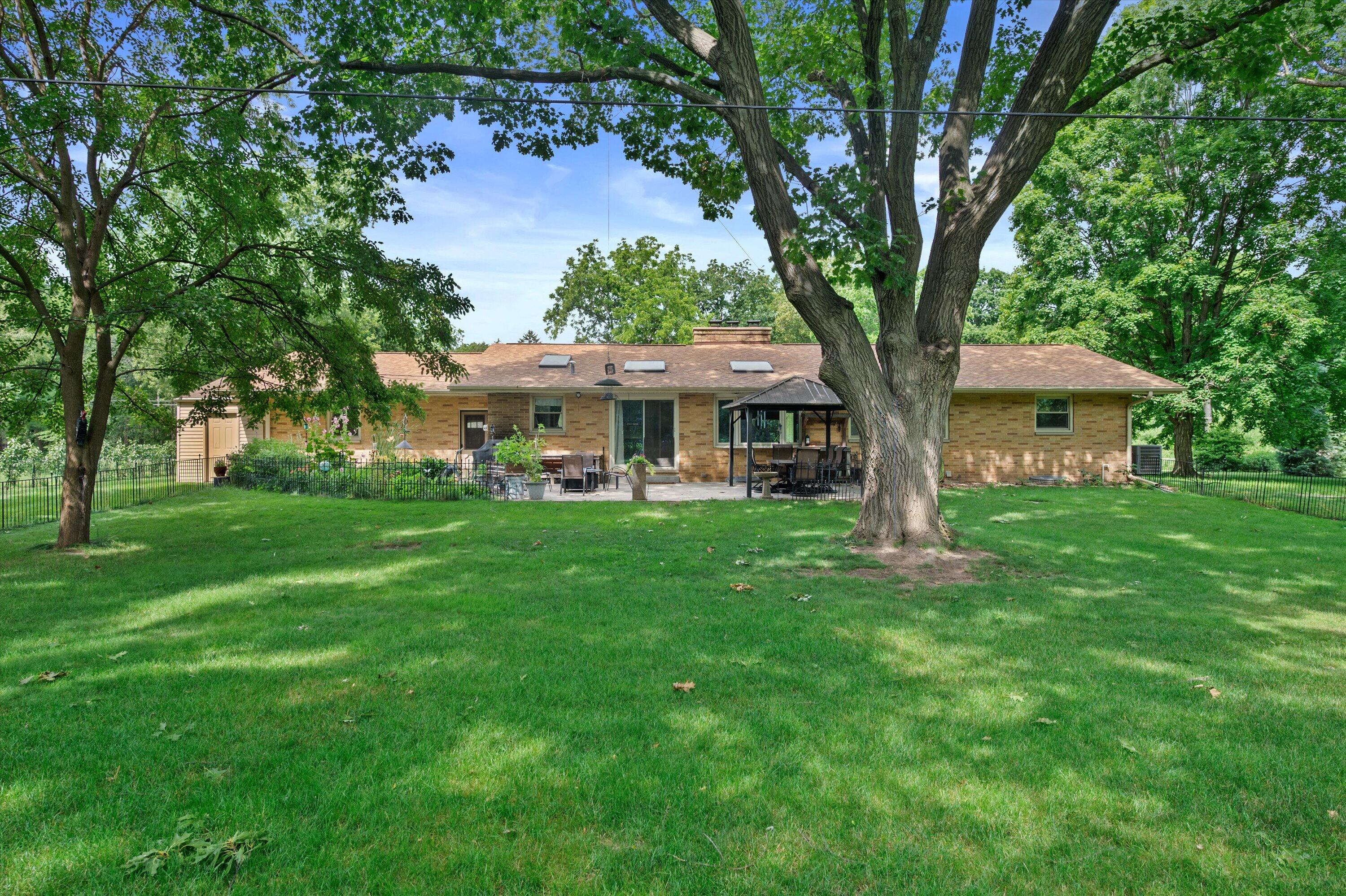 928 Mill Road Delafield, WI 53018 - Photo 5 of 43 05-DSC3985