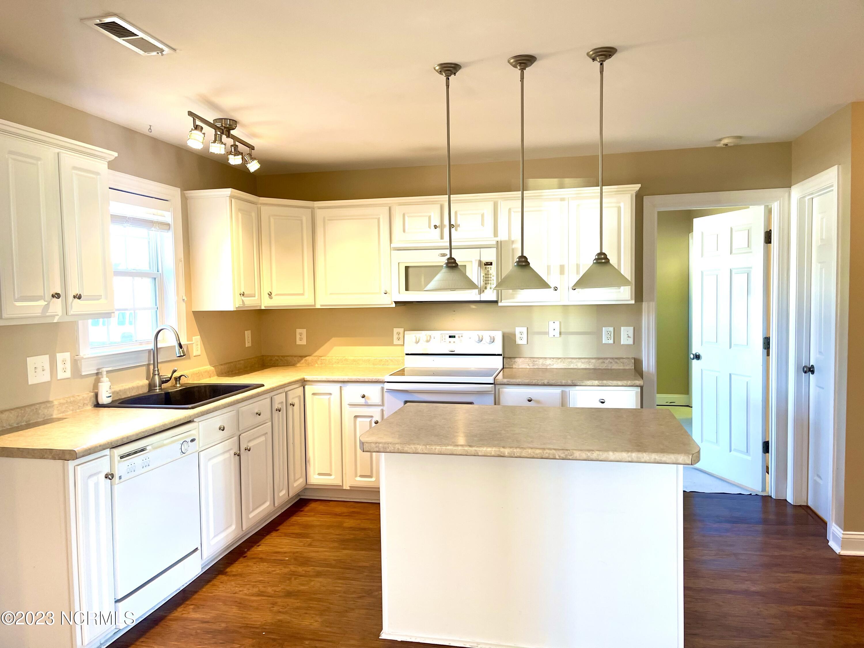 216 Echo Ridge Road Swansboro, NC 28584 - Photo 12 of 31 Kitchen