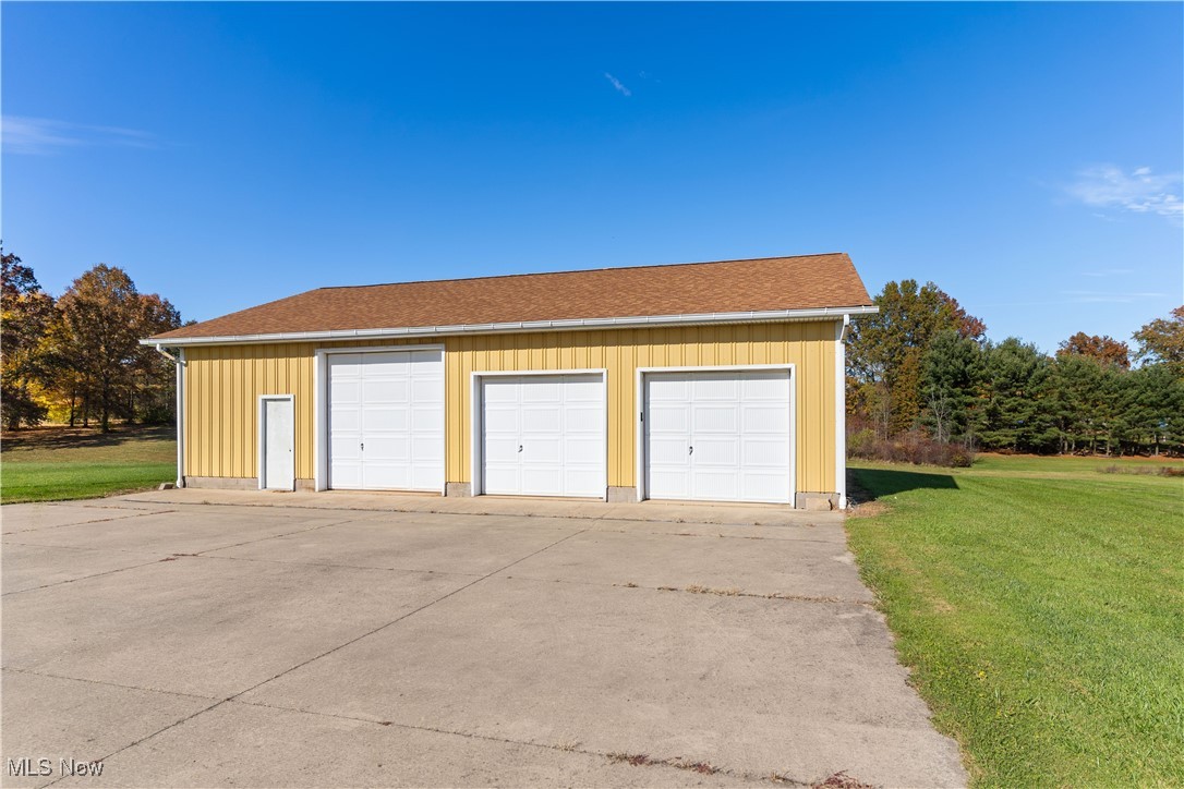 948 Carson Salt Springs Road Warren, OH 44481 - Photo 28 of 31 Garage with a lawn
