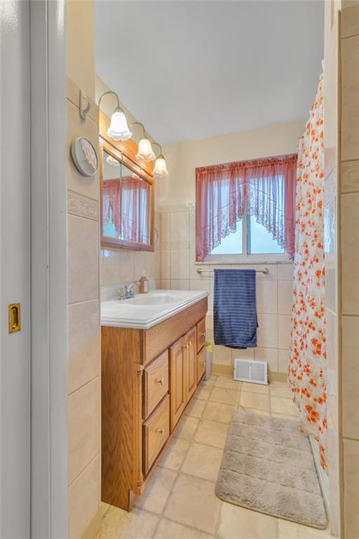 602 Circle Drive Rochester, PA 15074 - Photo 16 of 28 a spacious bathroom with a sink and a mirror