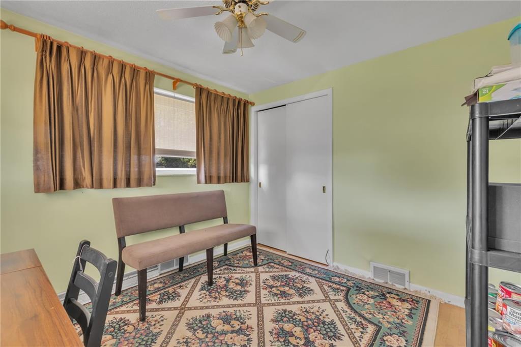 602 Circle Drive Rochester, PA 15074 - Photo 20 of 28 a living room with furniture and a window