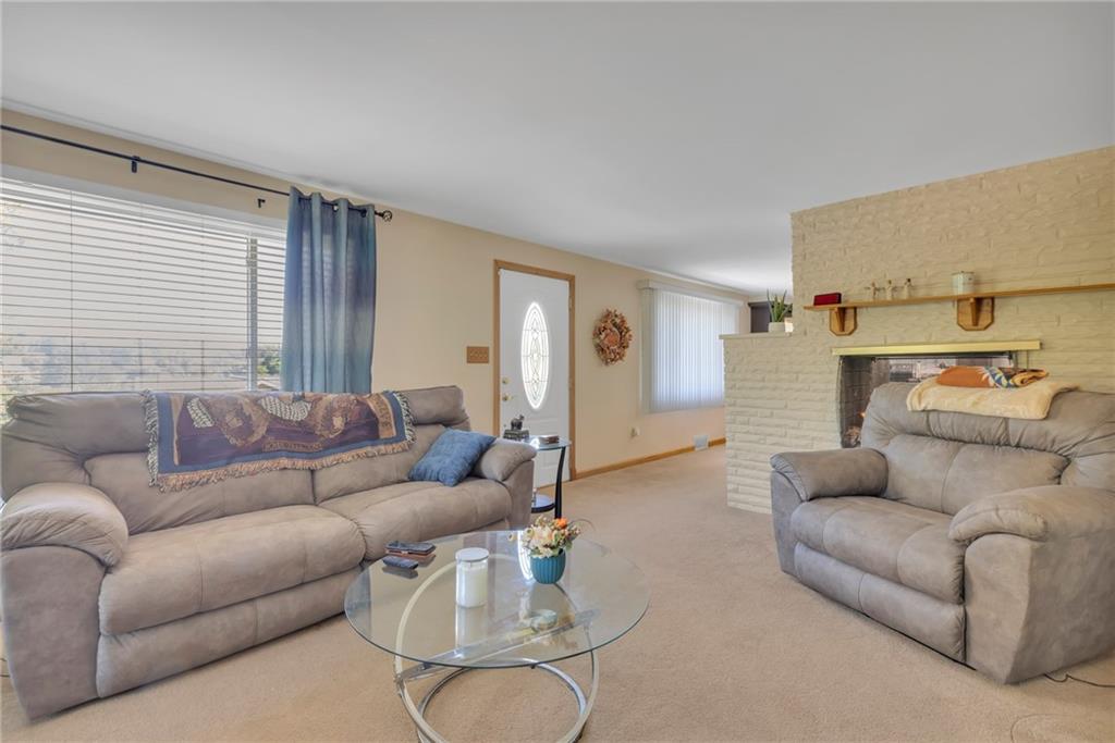 602 Circle Drive Rochester, PA 15074 - Photo 6 of 28 a living room with furniture