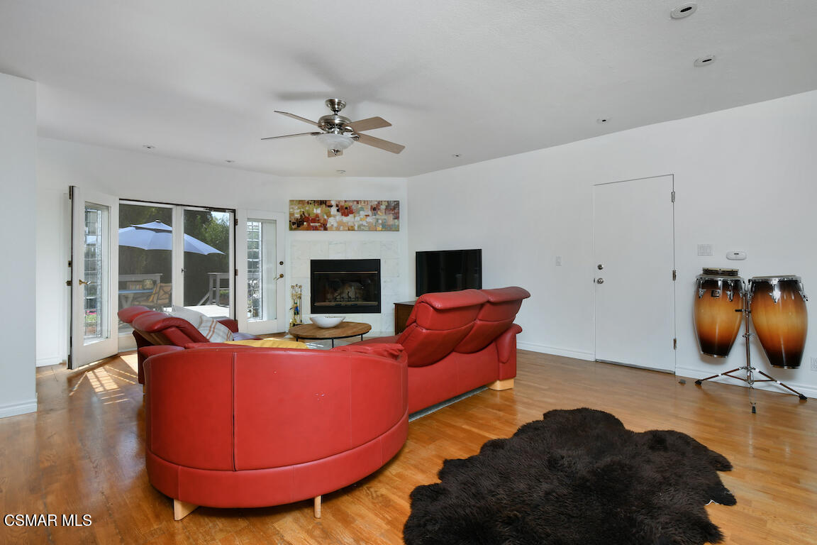 5342 Lewis Road Agoura Hills, CA 91301 - Photo 28 of 80 Family room