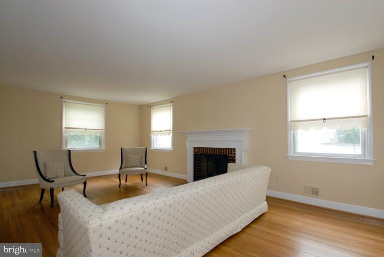 1316 Leegate Road Northwest Washington, DC 20012 - Photo 14 of 26 Living Room