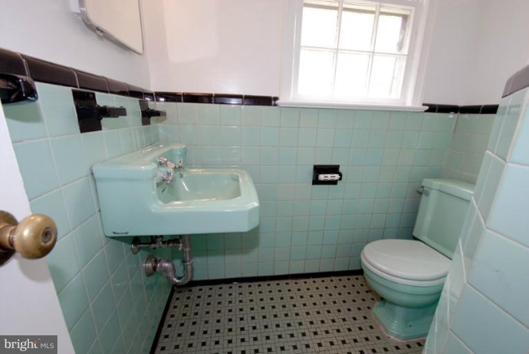 1316 Leegate Road Northwest Washington, DC 20012 - Photo 15 of 26 Main Level Powder Room