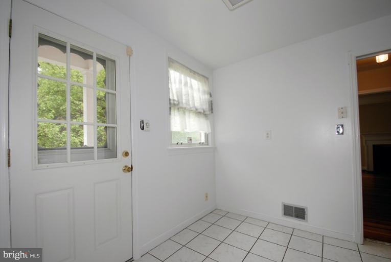 1316 Leegate Road Northwest Washington, DC 20012 - Photo 20 of 26 Kitchen - Breakfast Area