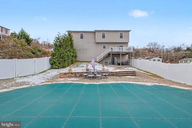 a view of a house with backyard and trees